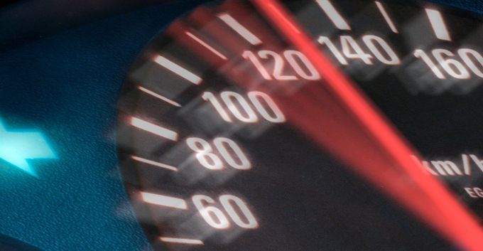 Tachometer, der ein Auto mit über 100 km/h anzeigt, rote Nadel.