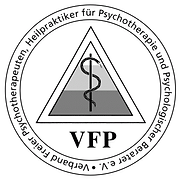 Logo des VFP-Verbandes. Ein Dreieck mit einem medizinischen Symbol befindet sich in einem Kreis mit deutschem Text.