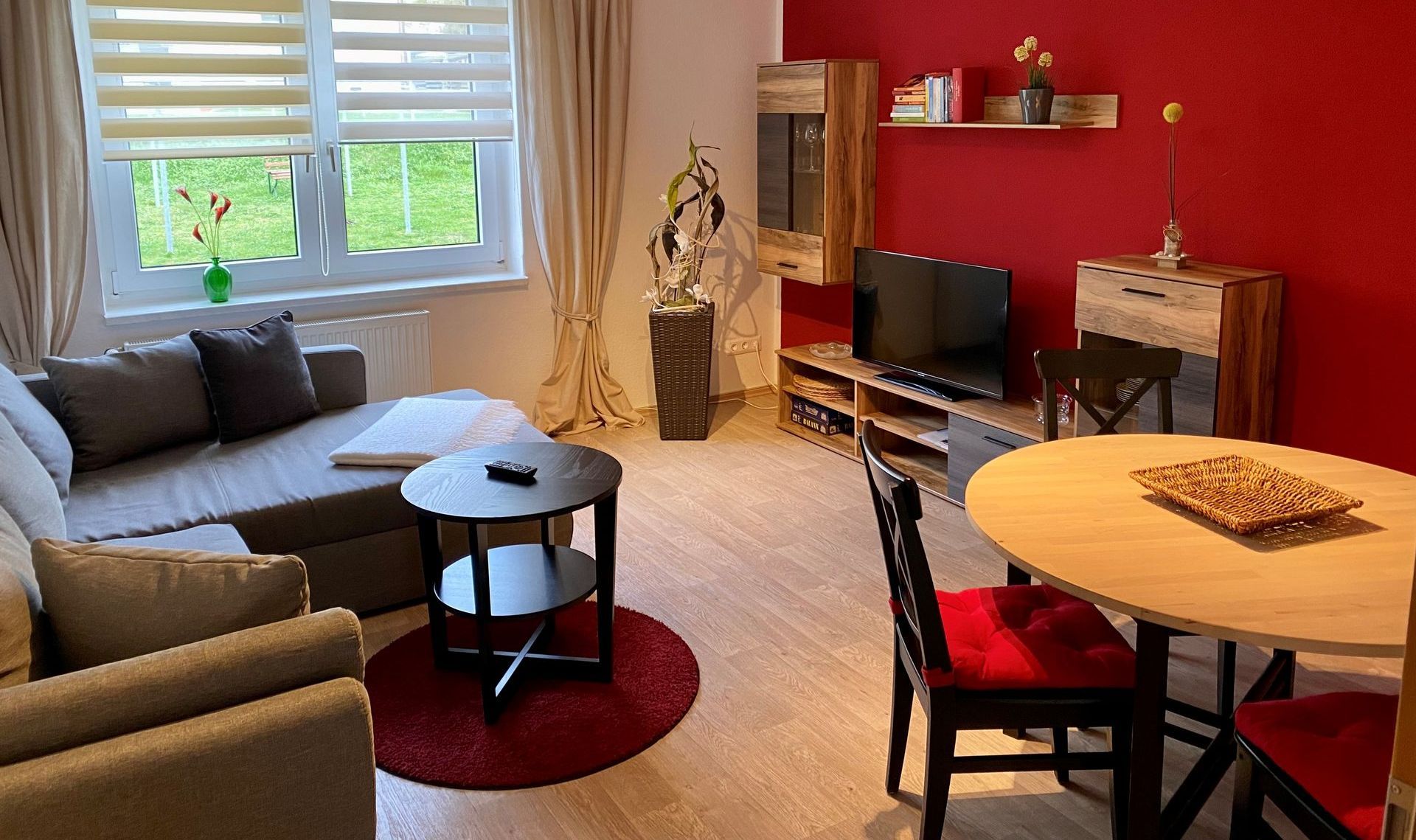 rotes Wohnzimmer einer Gästewohnung der AWG