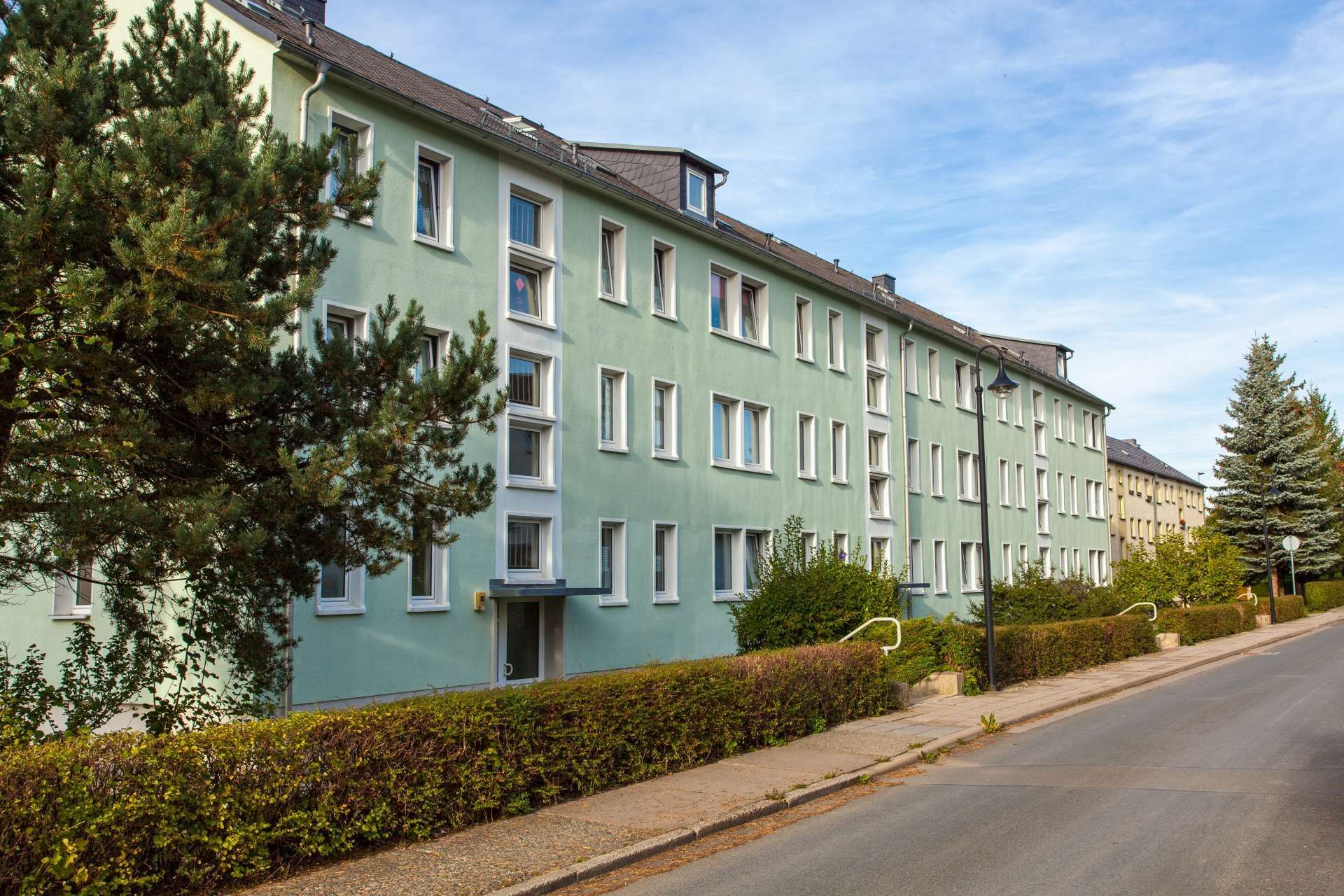grünes Wohngebäude der AWG in Auma