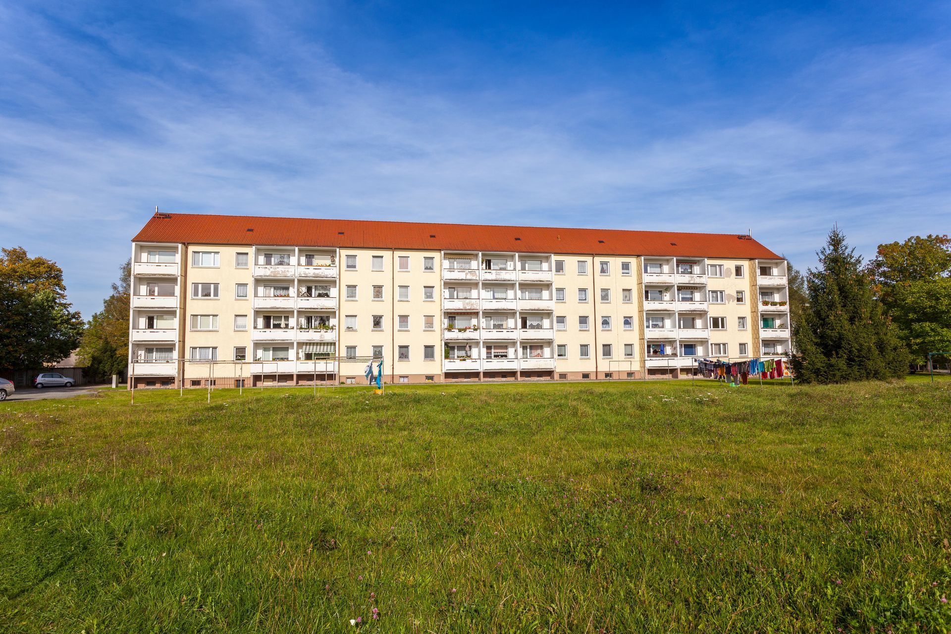 gelbes großés Wohngebäude der AWG in Mühltroff