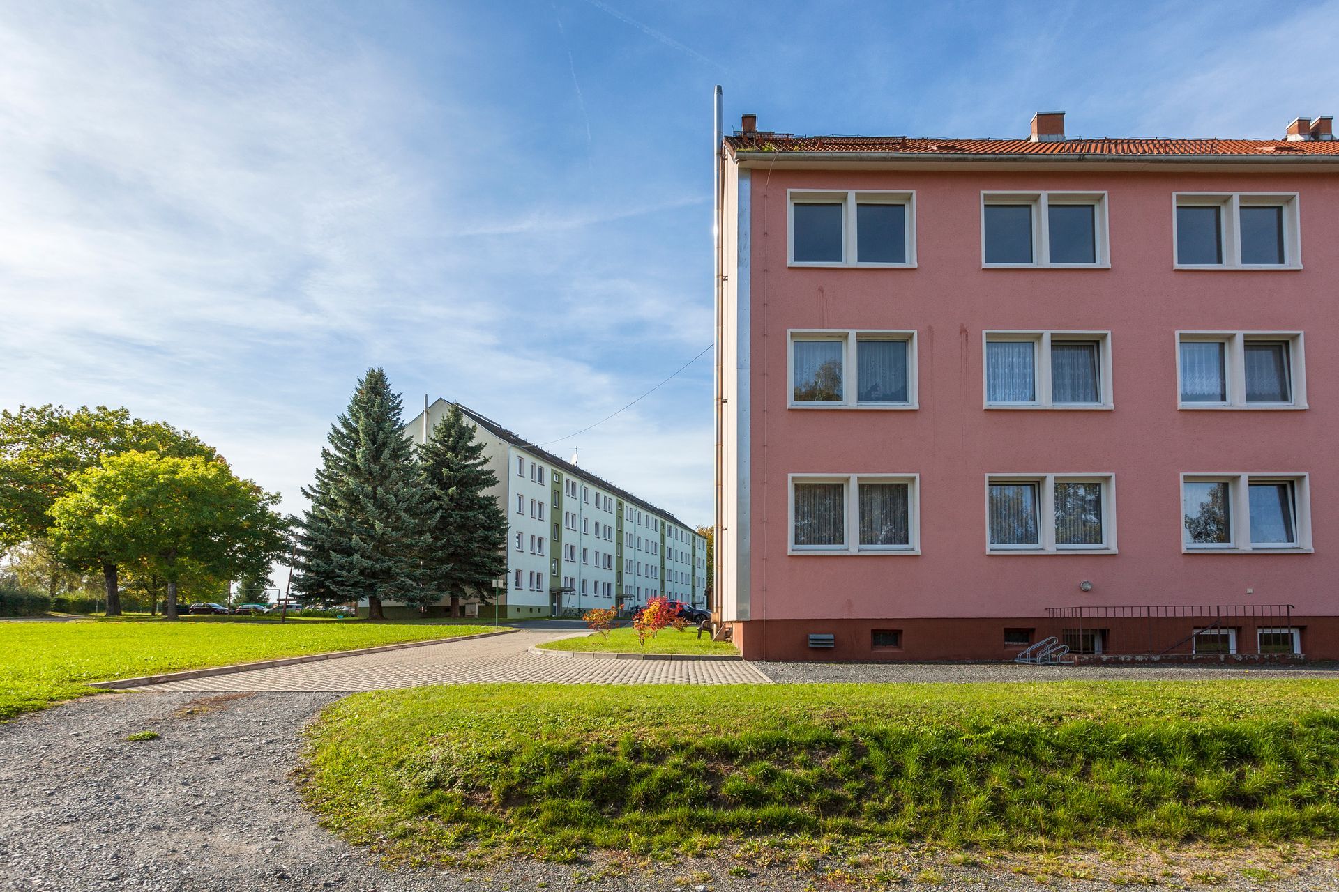 rotes Wohngebäude der AWG in Mühltroff