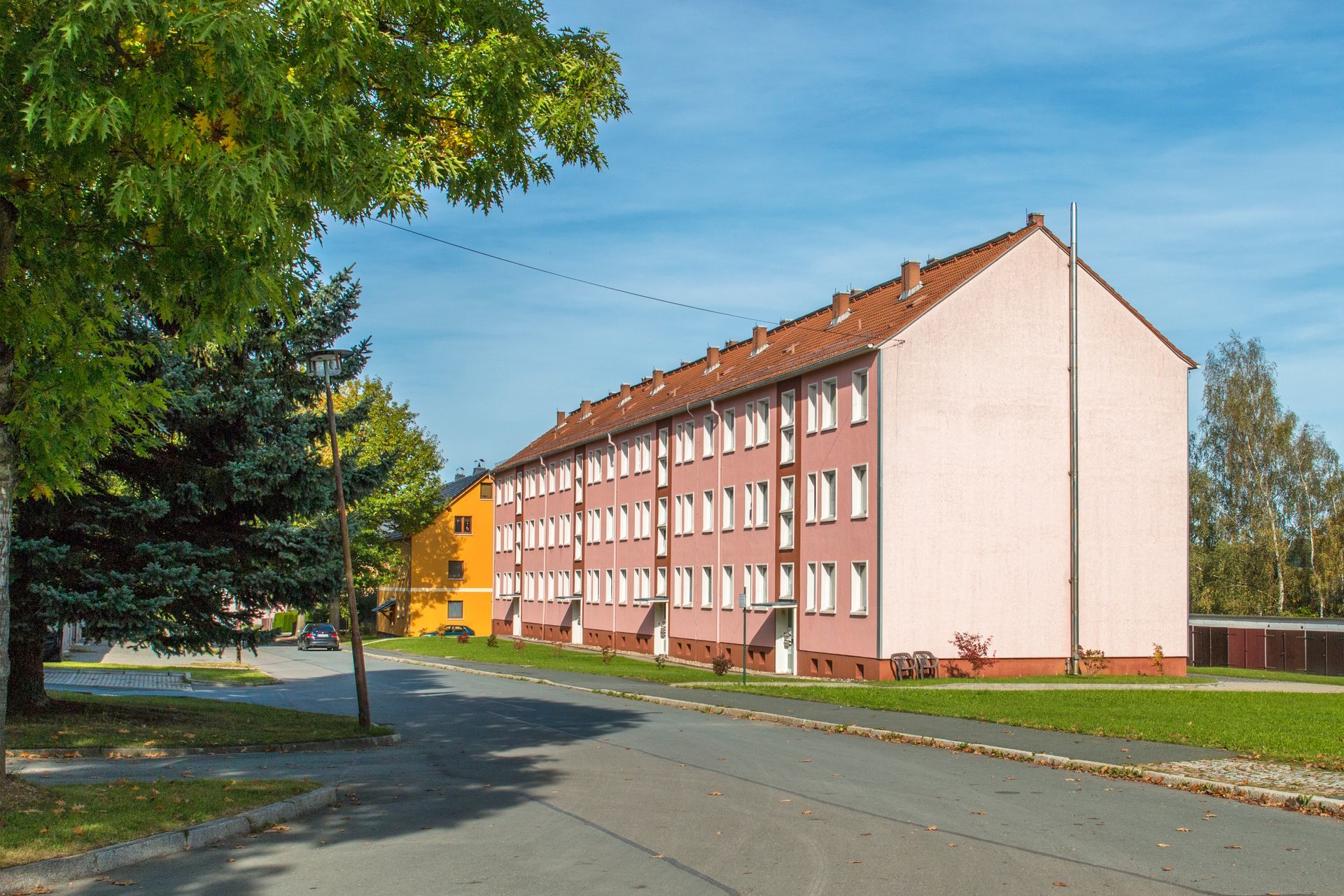 rotes Wohngebäude der AWG in Mühltroff