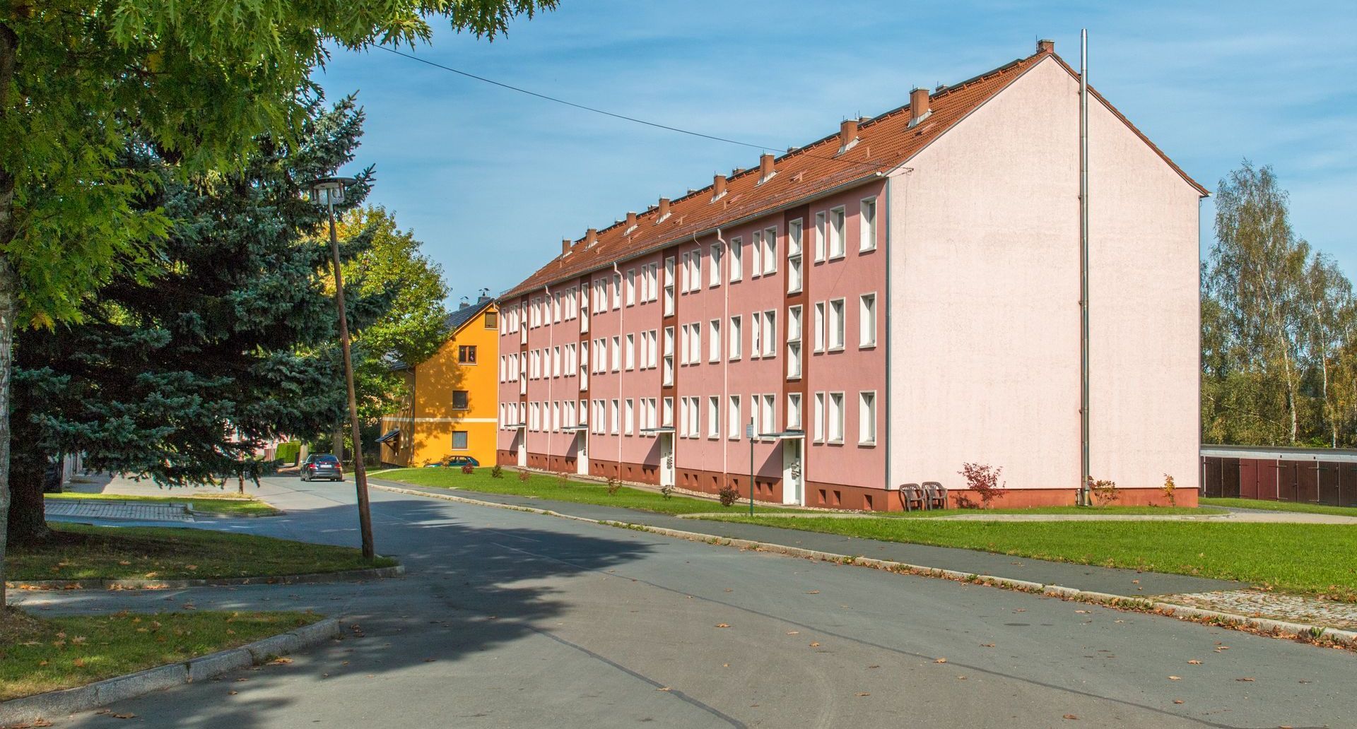 rotes Wohngebäude der AWG in Mühltroff