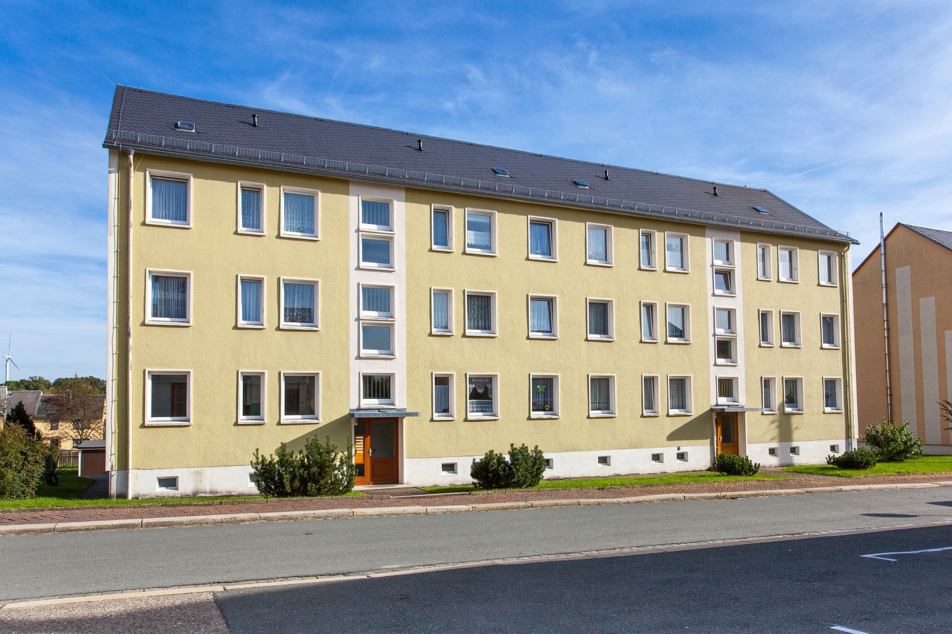 gelbes Wohngebäude der AWG in der Beethovenstraße in Pausa