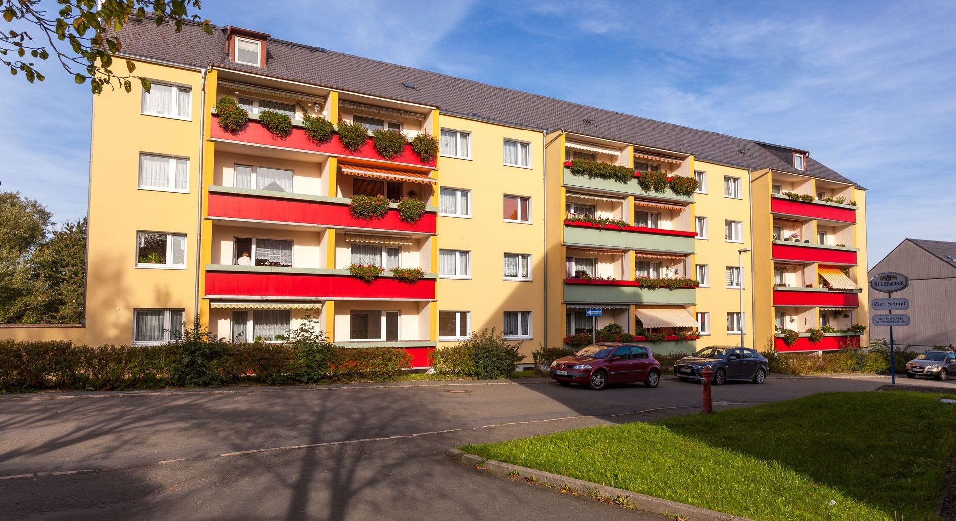 Großes Wohngebäude mit Balkonen der AWG in Triebes