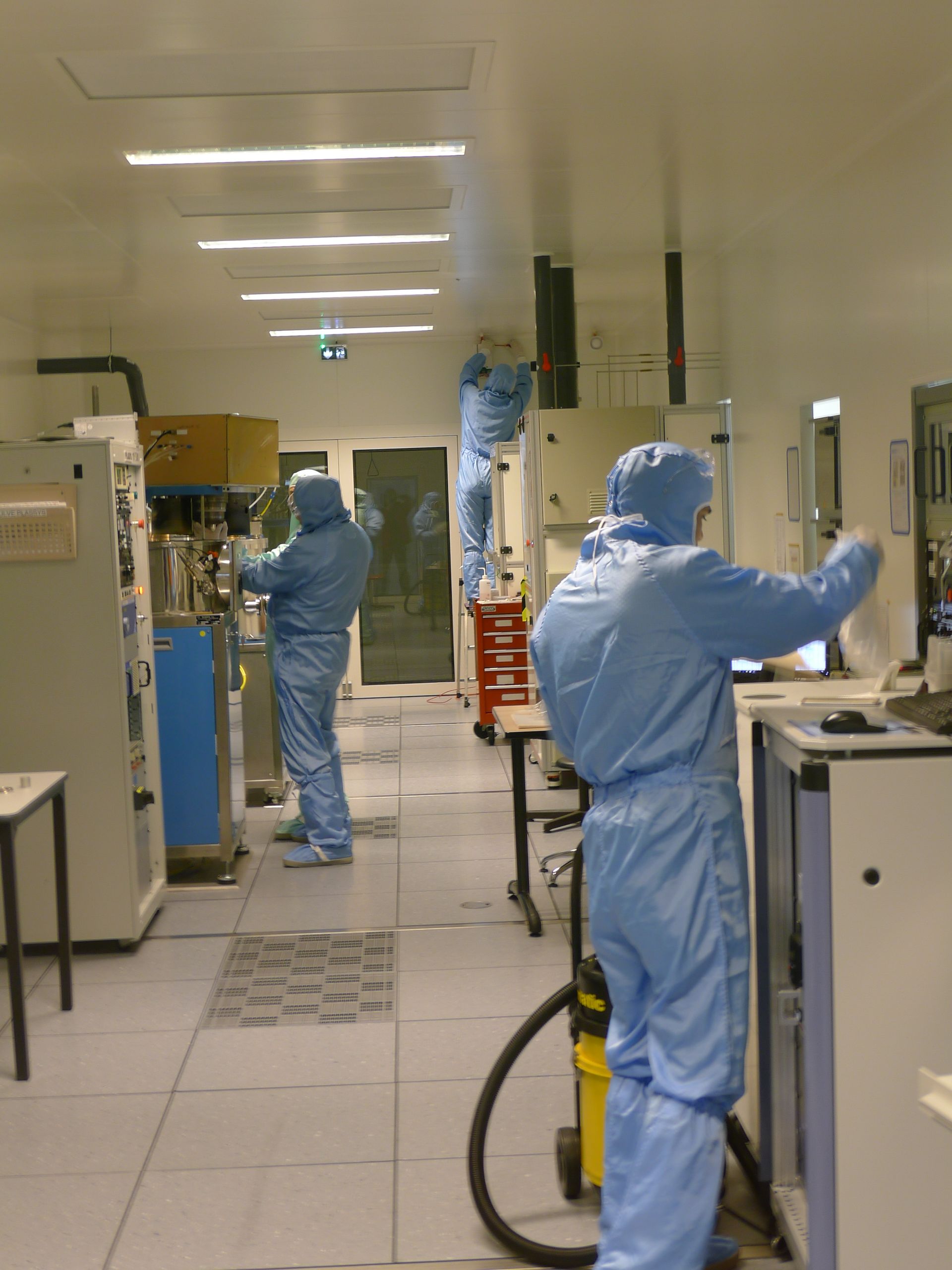 Usine avec panneau de commande et technicien