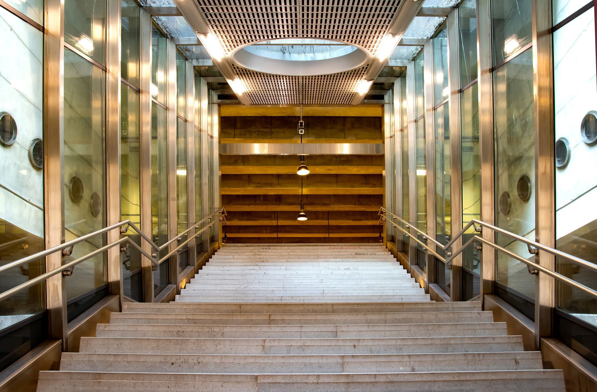 Hall d'escalier avec éclairages
