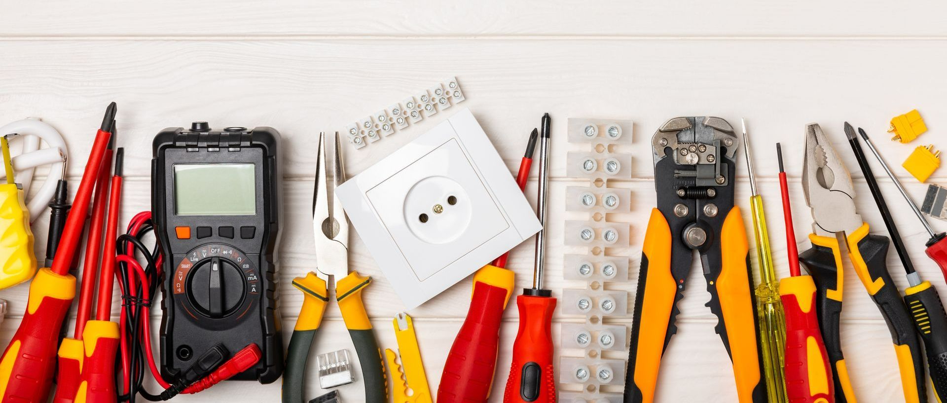 Prises, outils d'électriciens variés