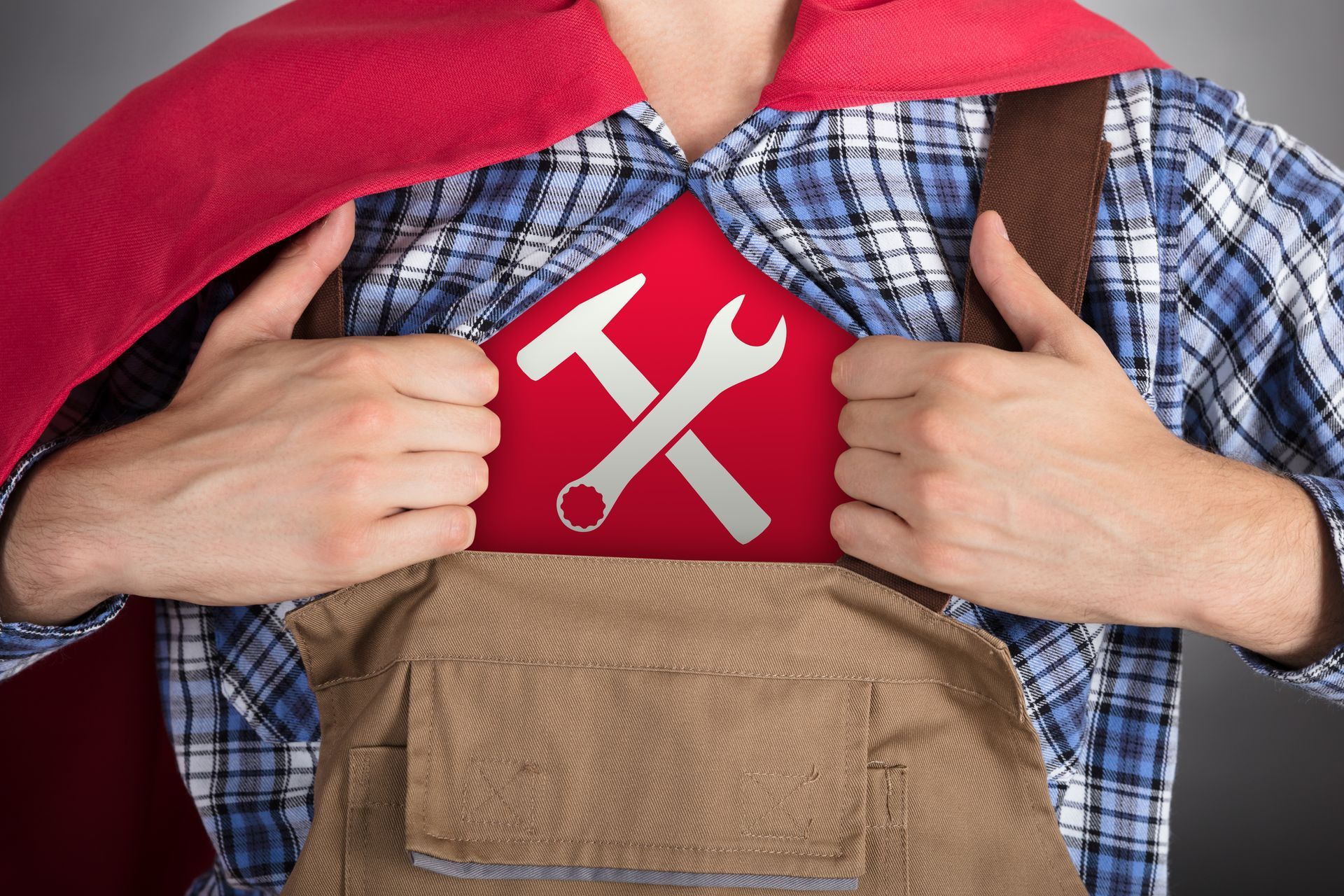 Électricien portant un T shirt représentant les outils du dépanneur