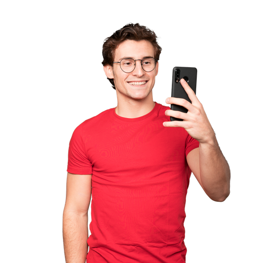 Un jeune homme au t-shirt rouge qui utilise son téléphone