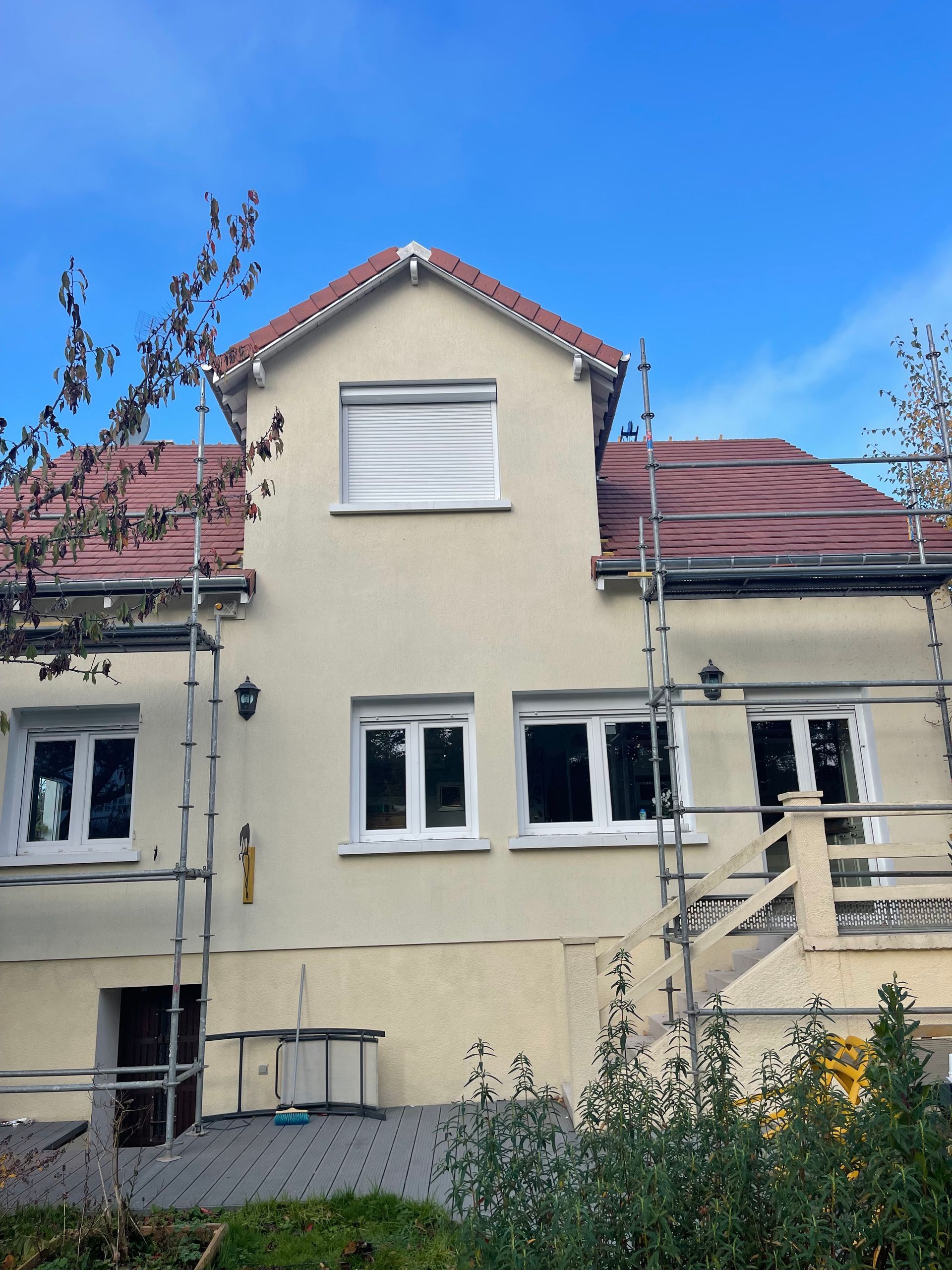Une façade avec deux échafaudages installés devant