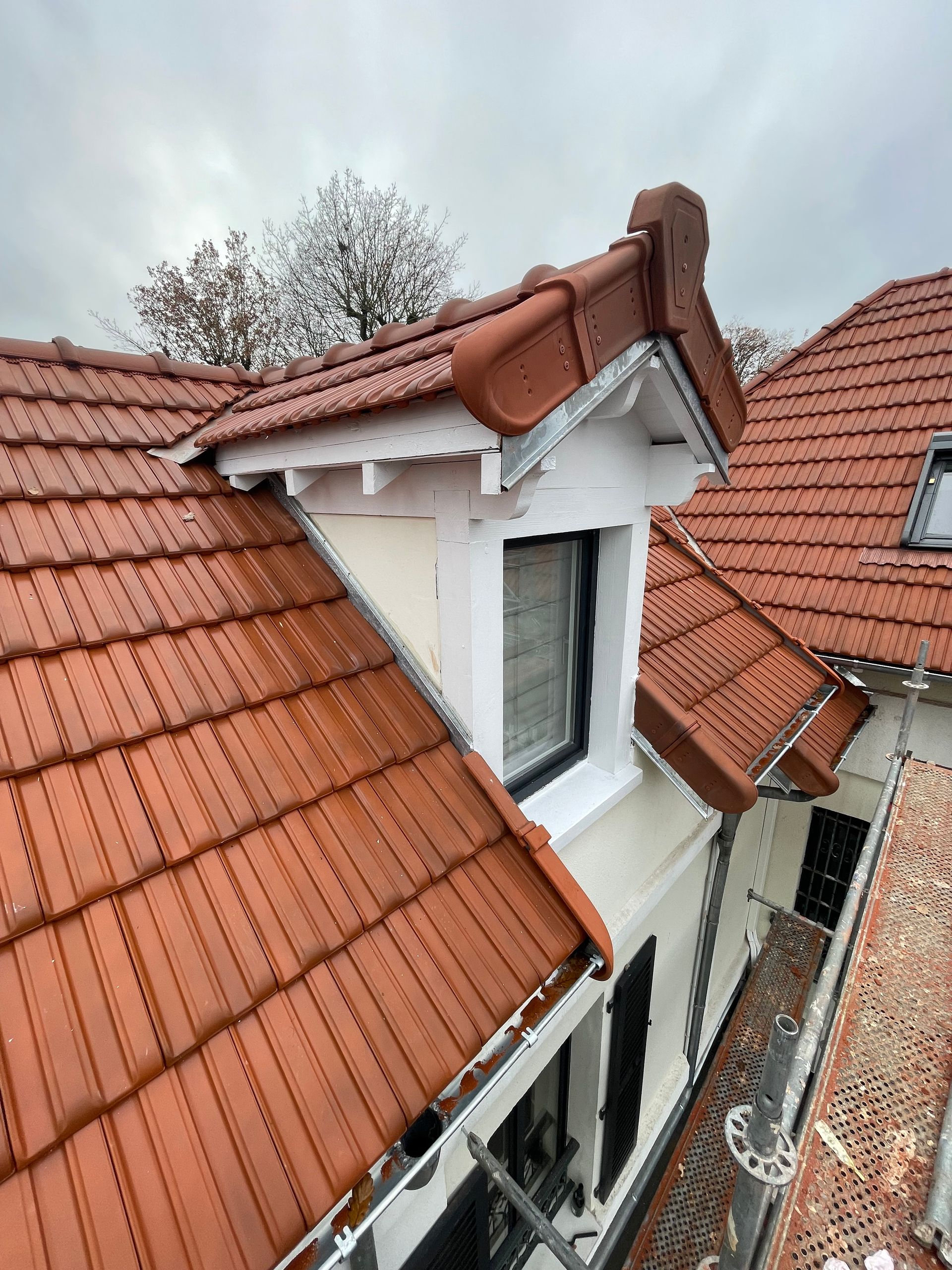 Un toit en tuiles avec une lucarne