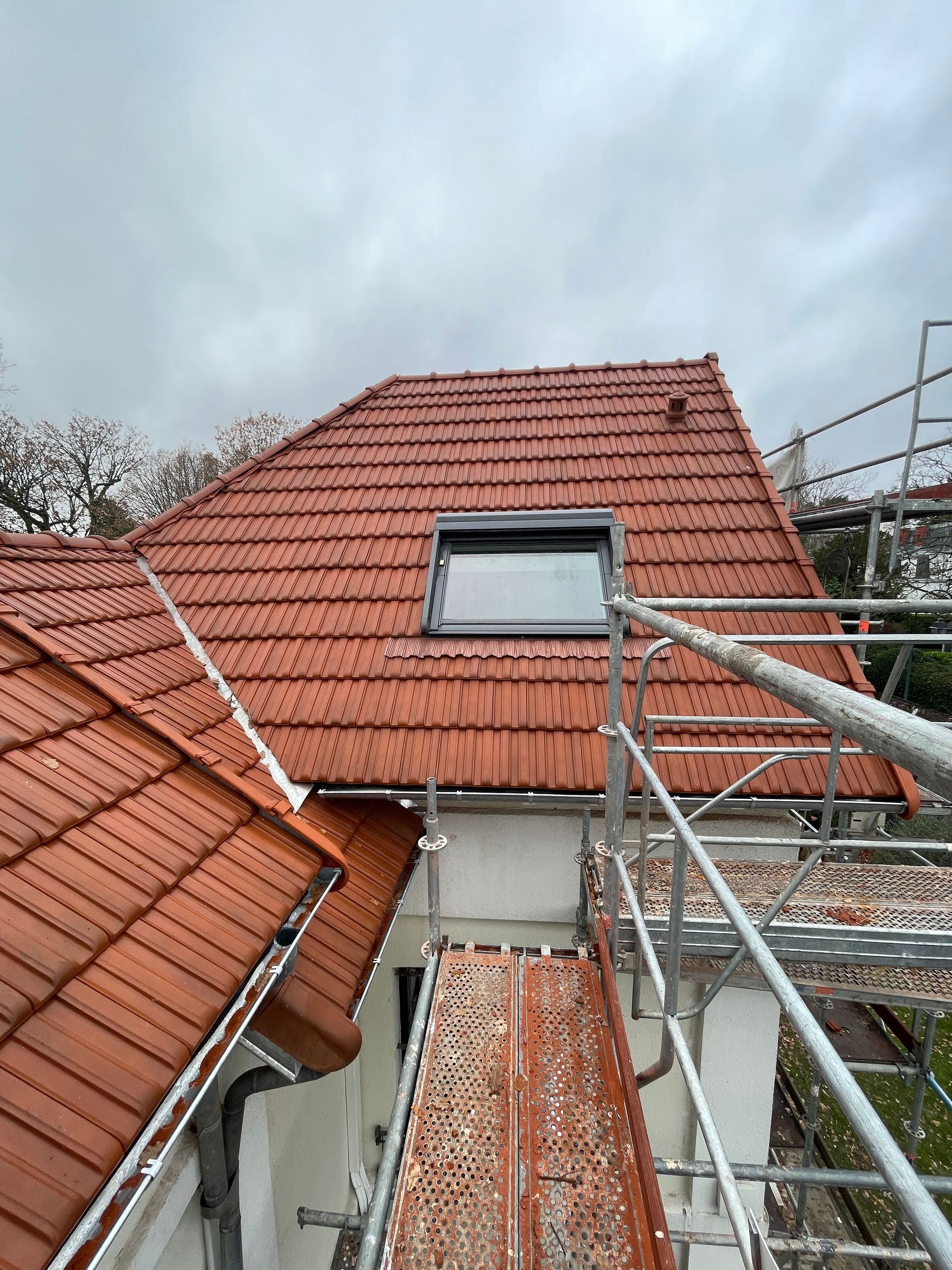Une toiture vue de haut avec un échafaudage adossé à la façade