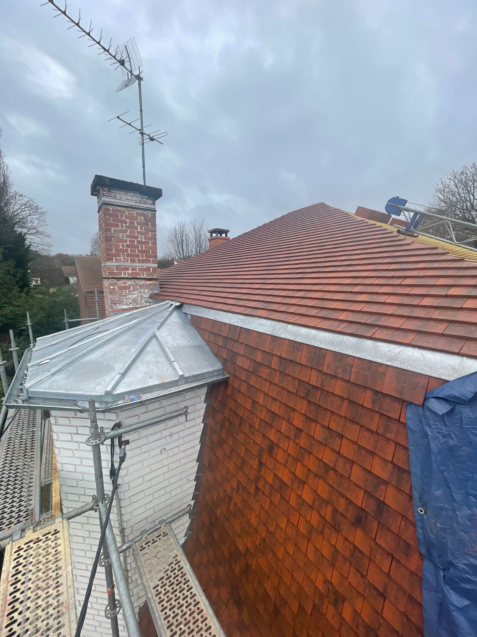 Une toiture avec certains élements de couverture en zinc