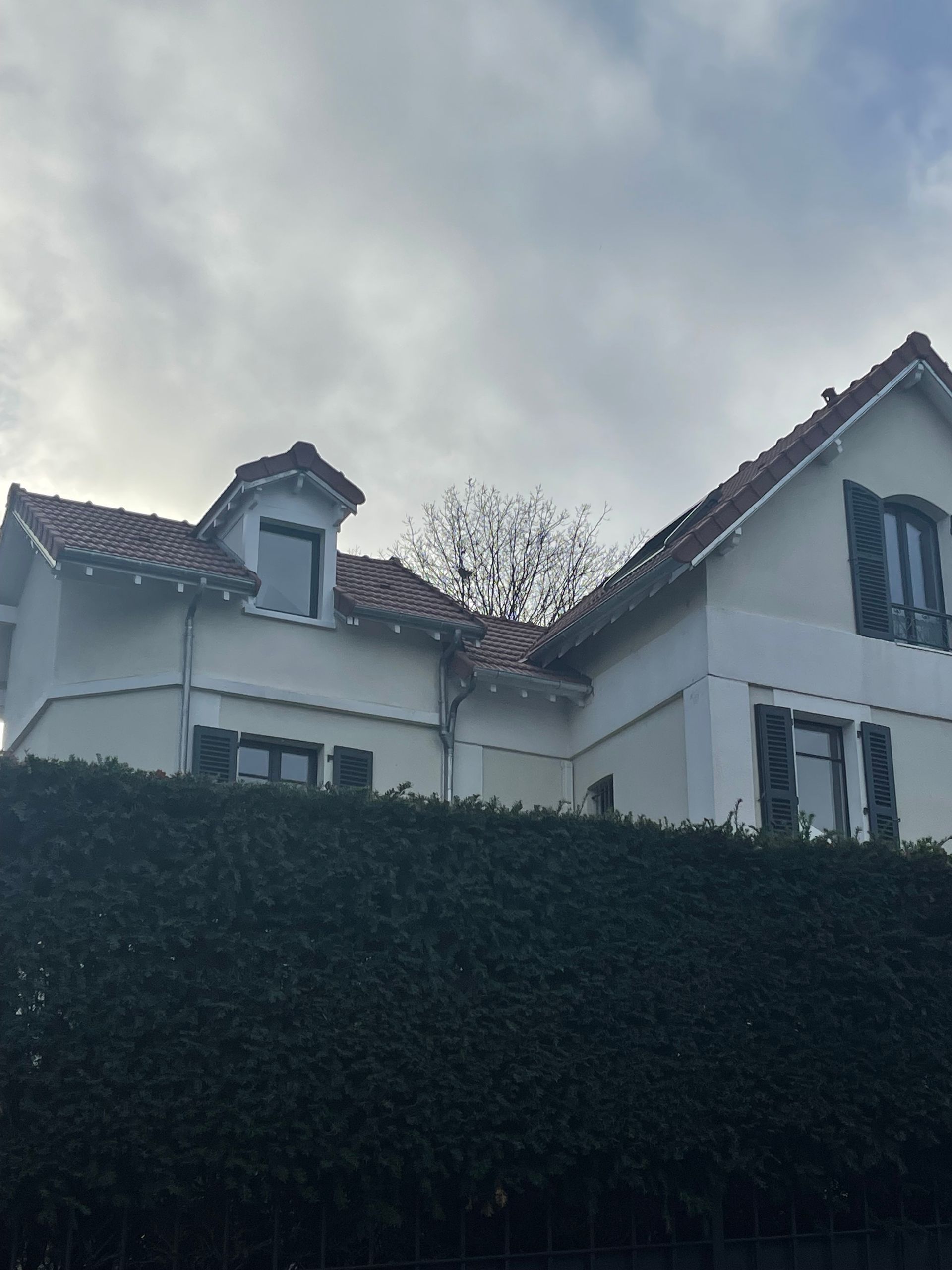 Une grande bâtisse avec une façade rénovée