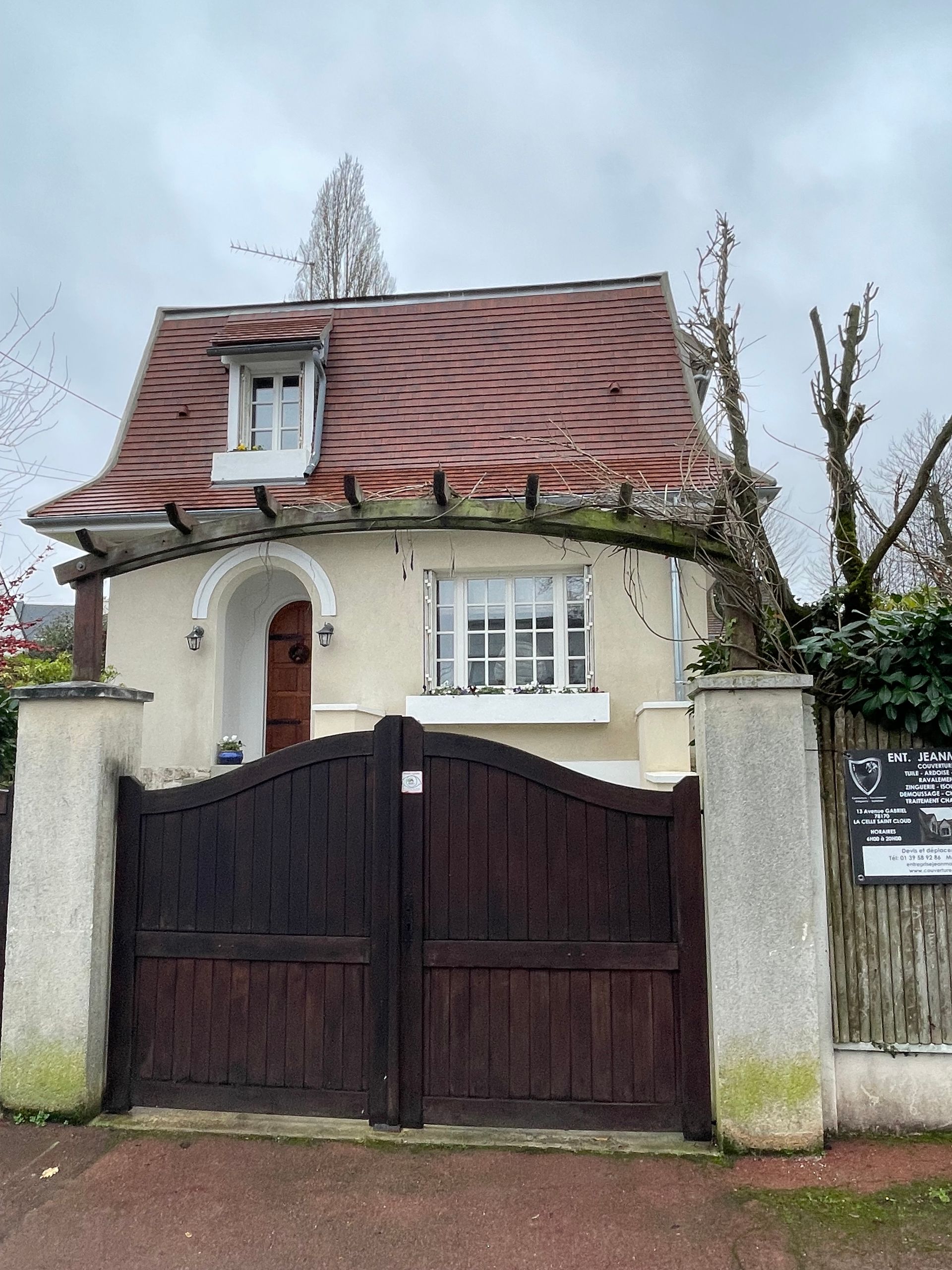 Une maison devant un portail