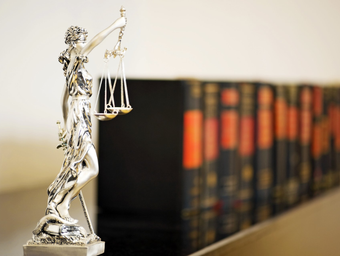 Livres du droit pénal et statuette de la justice
