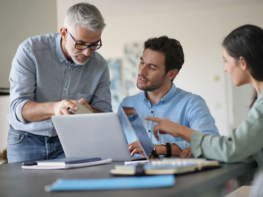 Trois collègues de travail discutant