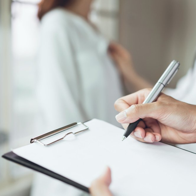 Médecin prenant des notes