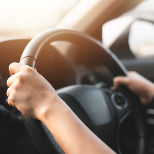 Mains posées sur un volant