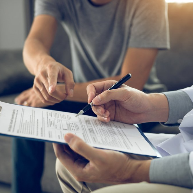 Médecin et son patient remplissant un document