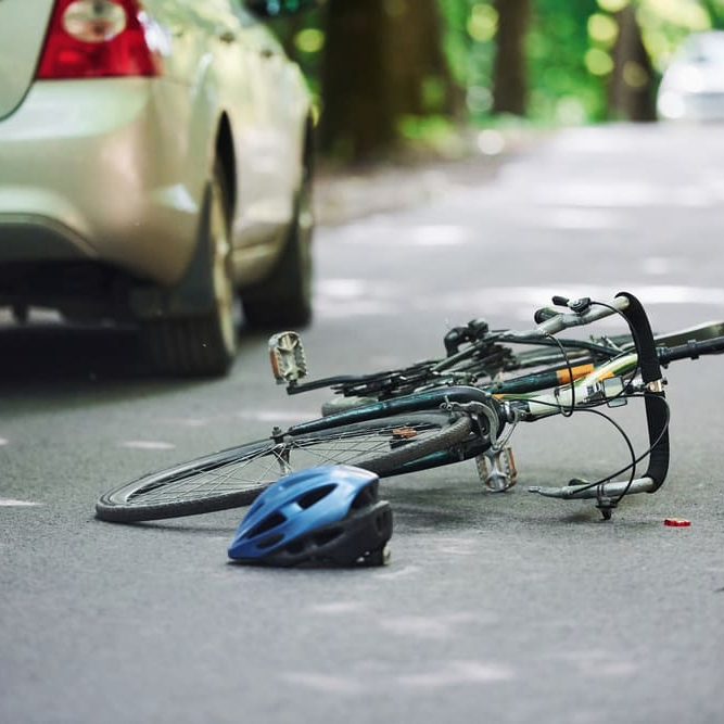 Vélo accidenté sur une route