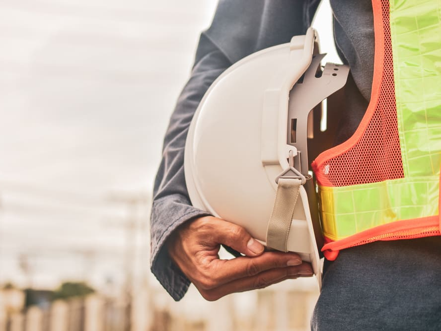 Ouvrier avec son casque de chantier sous le bras