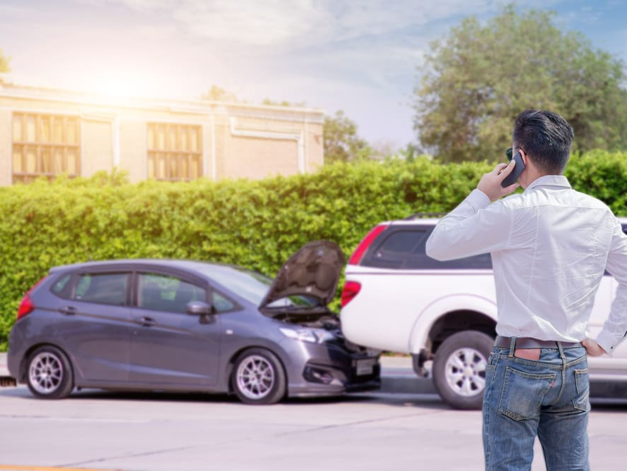 Homme au téléphone à la suite d'un accident de voiture