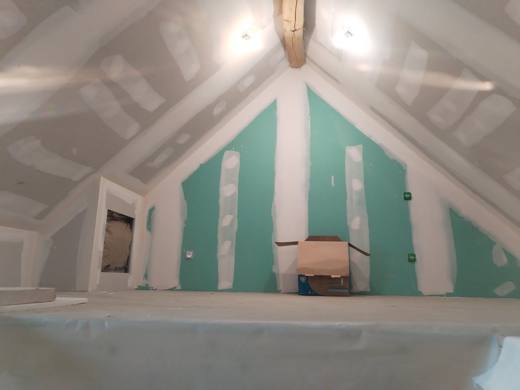 Pose de cloisons dans les combles.