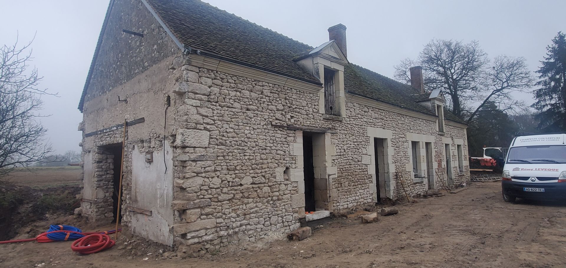 Grande maison en pierre.