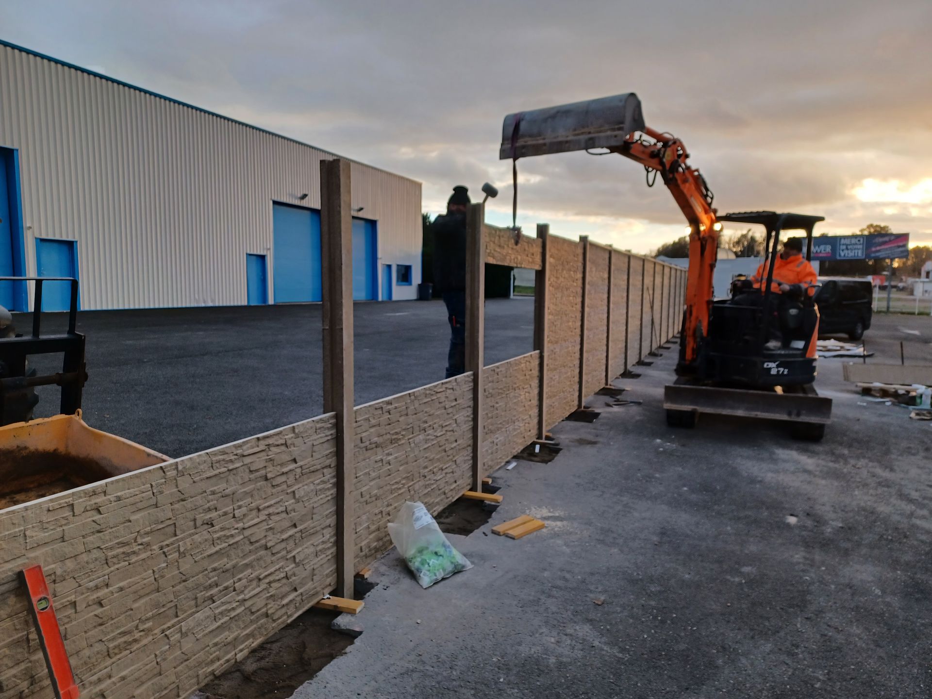 Clôture d'entreprise.