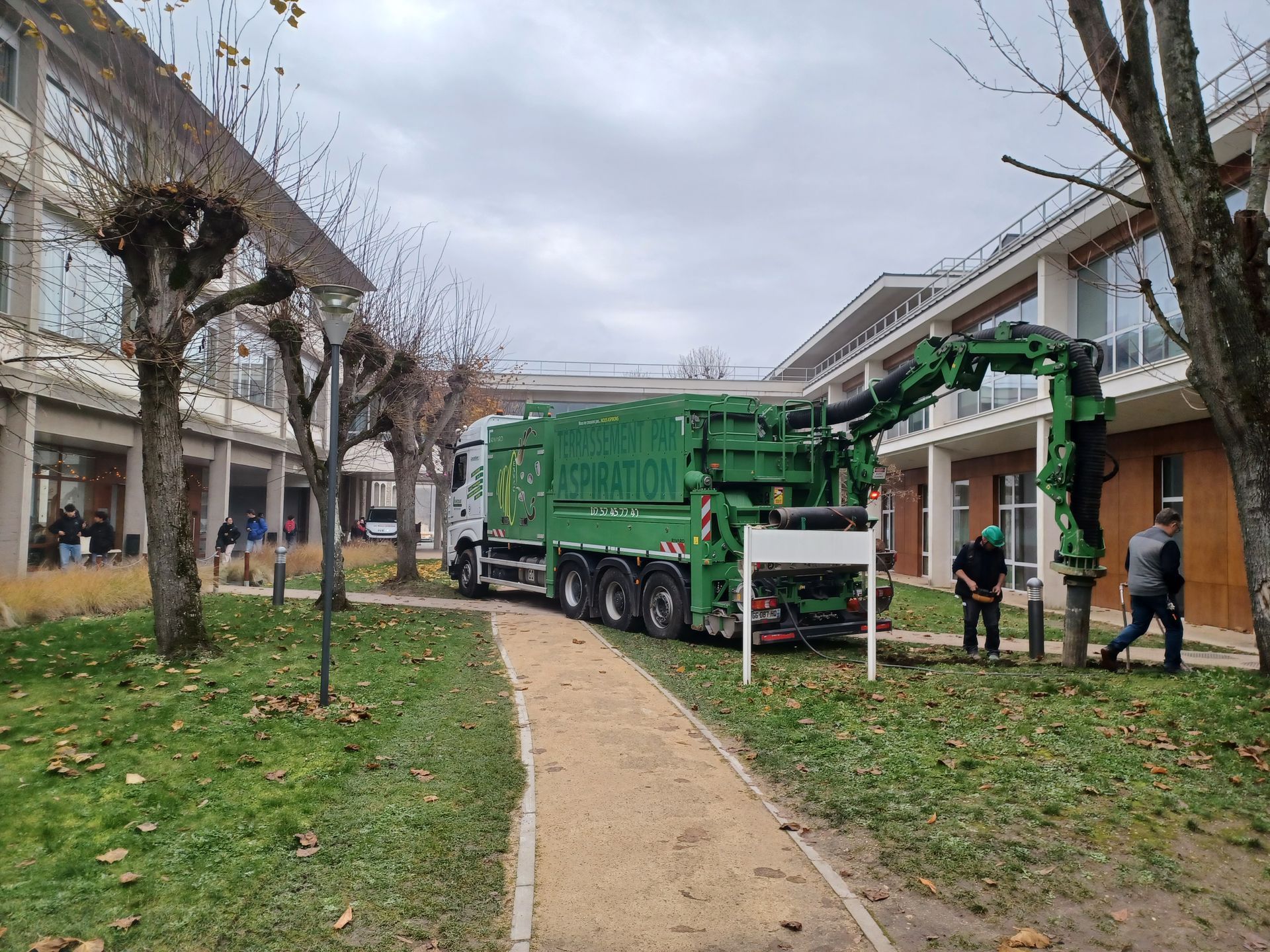 Installation de poteaux.