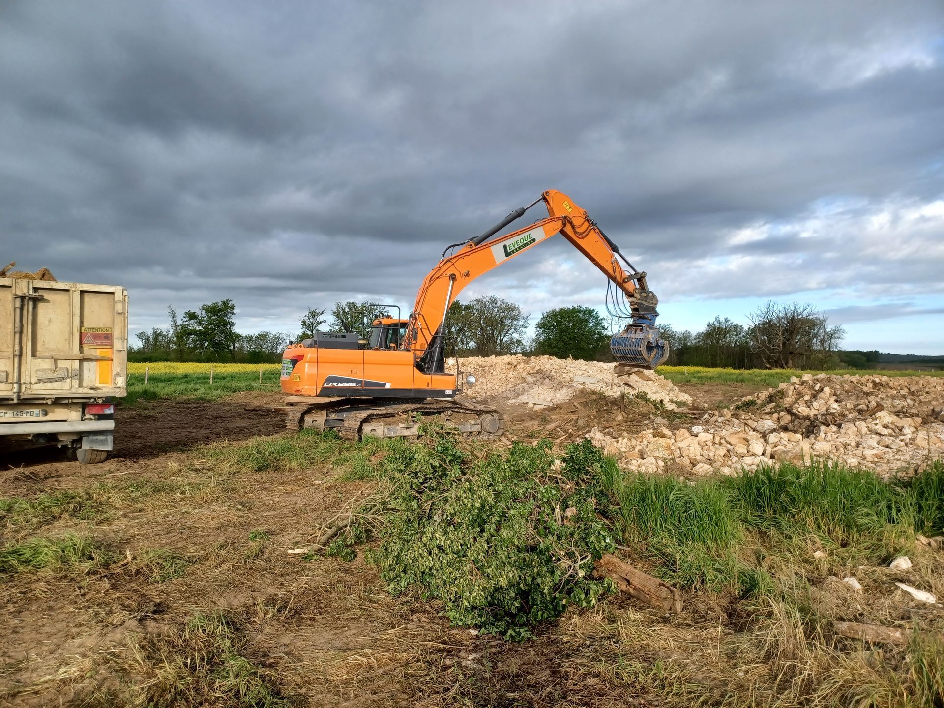 Pelleteuse dans un pré.