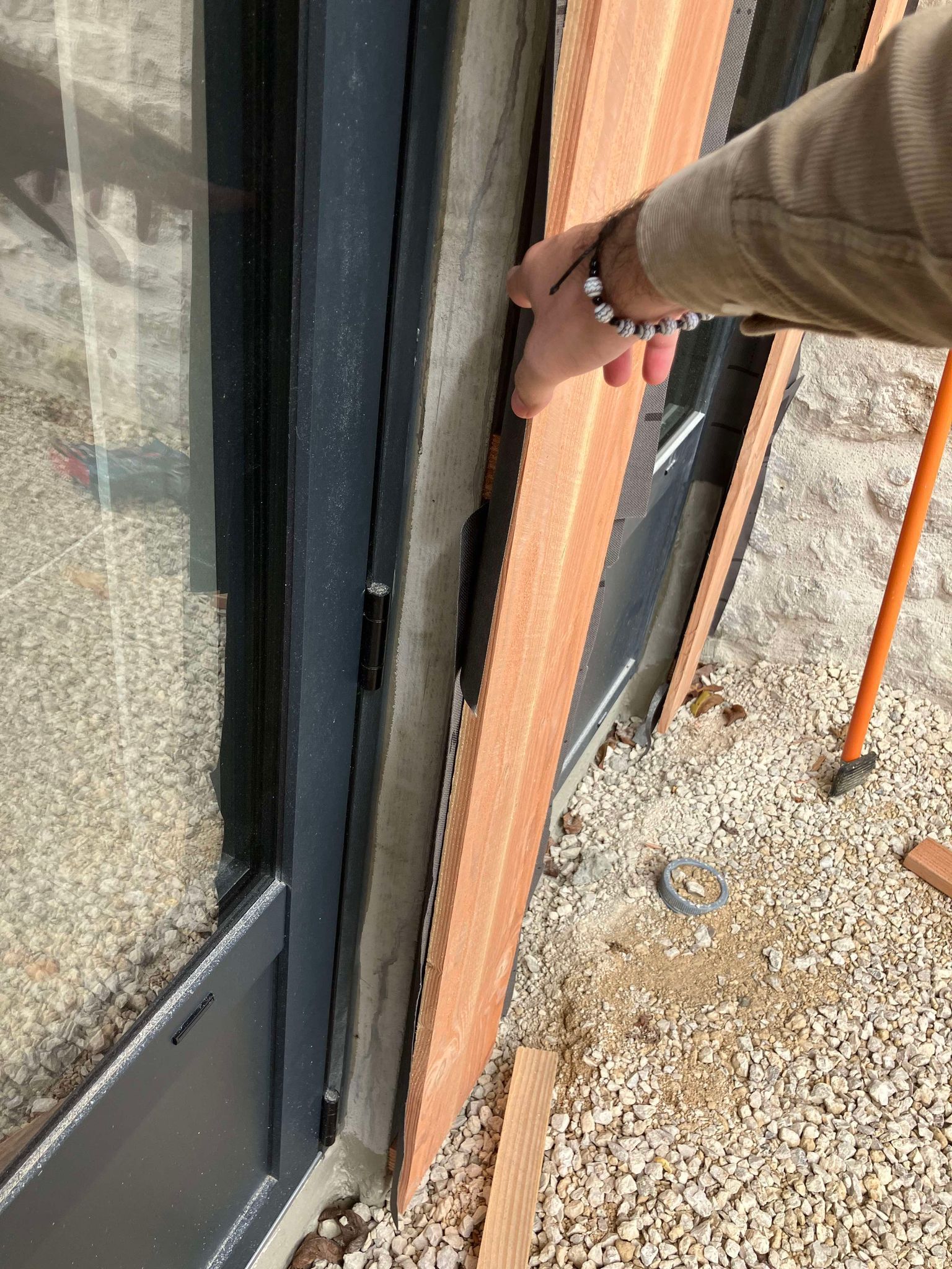 Installation de porte-fenêtres.