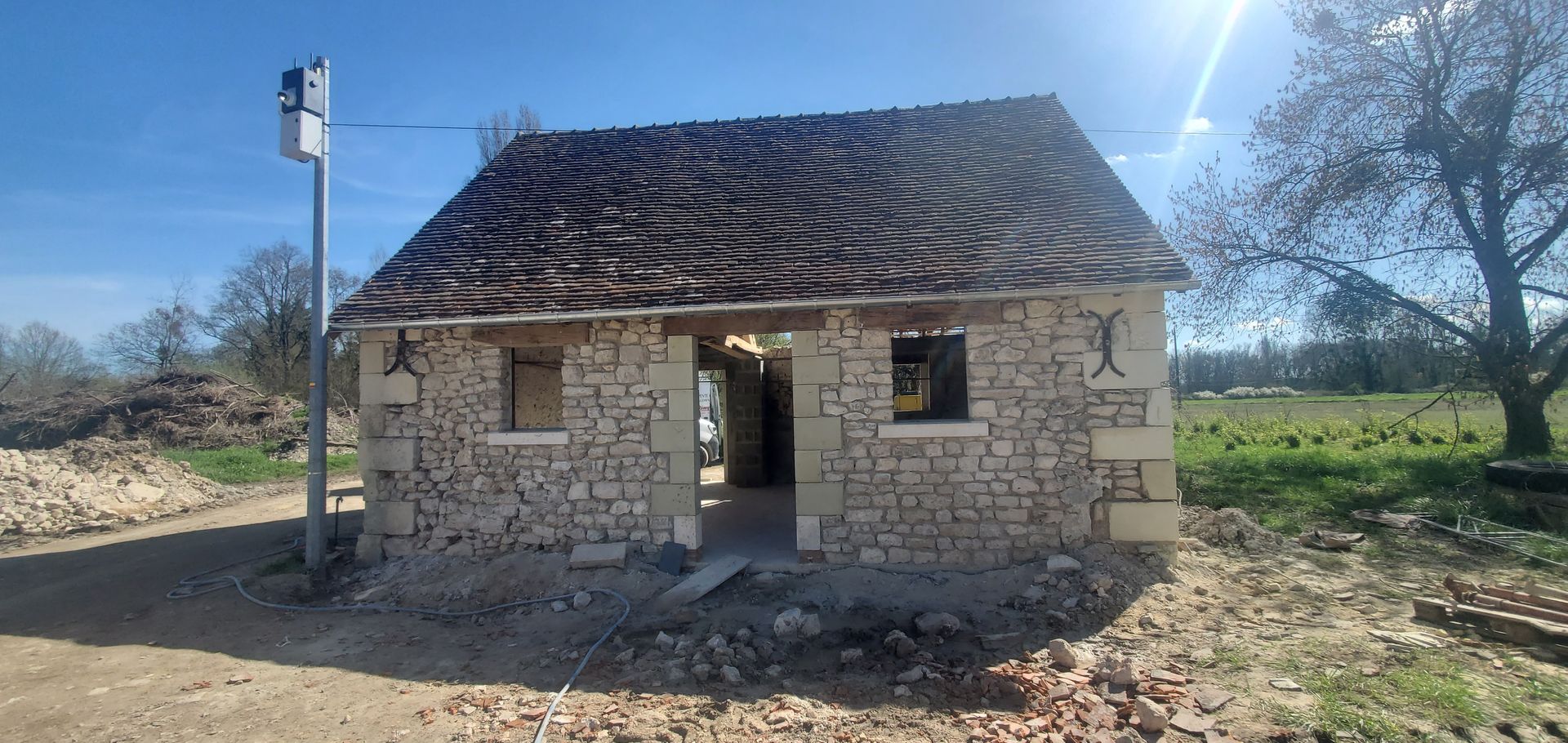 Petite maison en pierre.