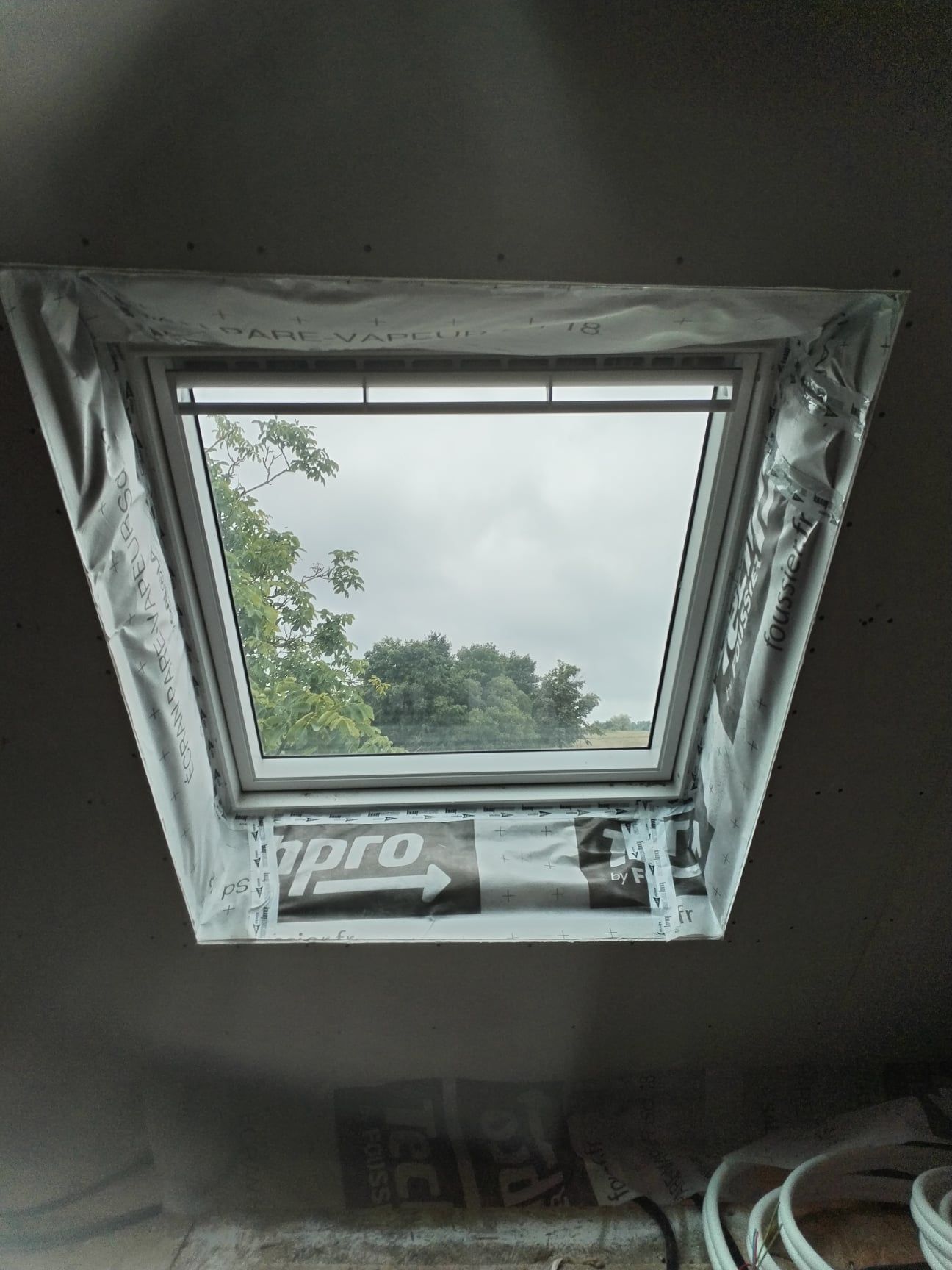 Installation d'une fenêtre de toit.