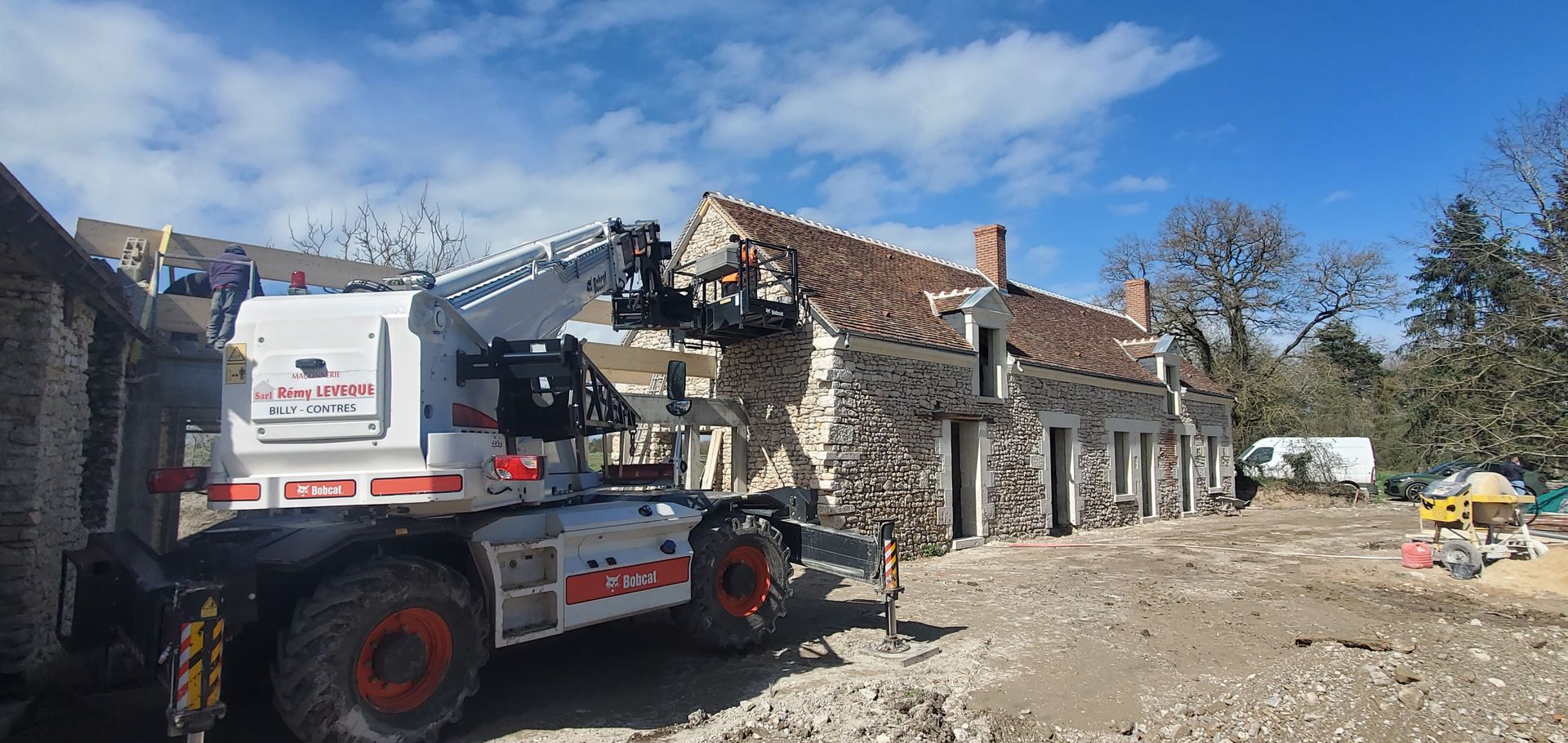 Travaux sur une maison en pierre.