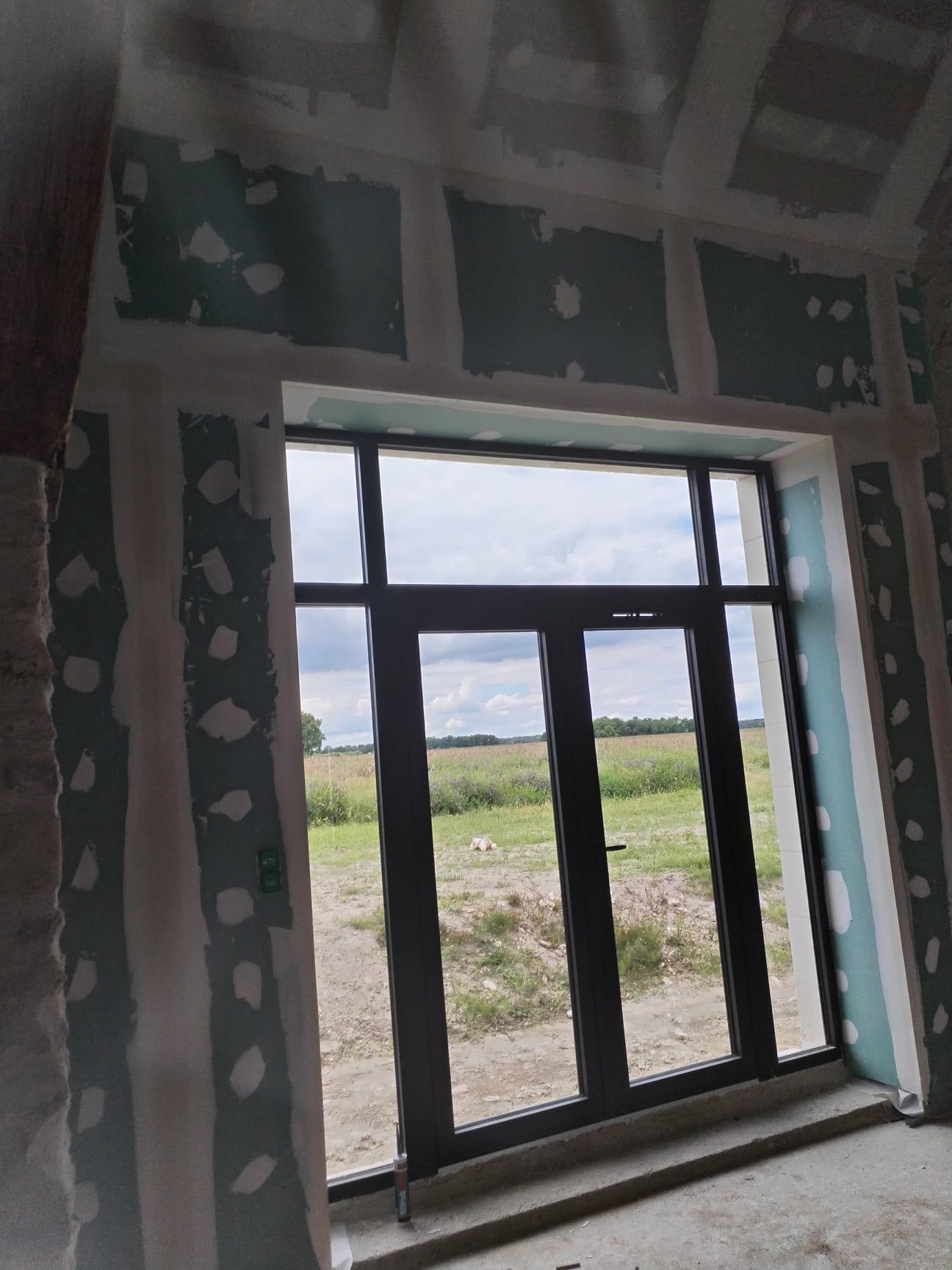 Grande porte-fenêtre.