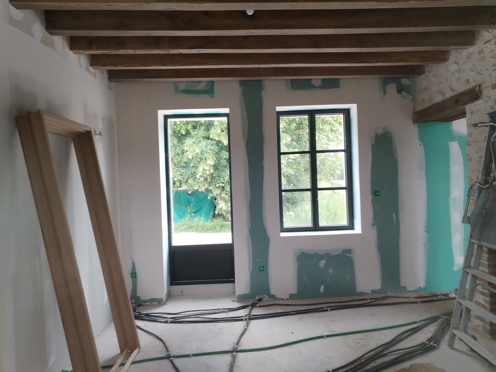 Porte vitrée et fenêtre.