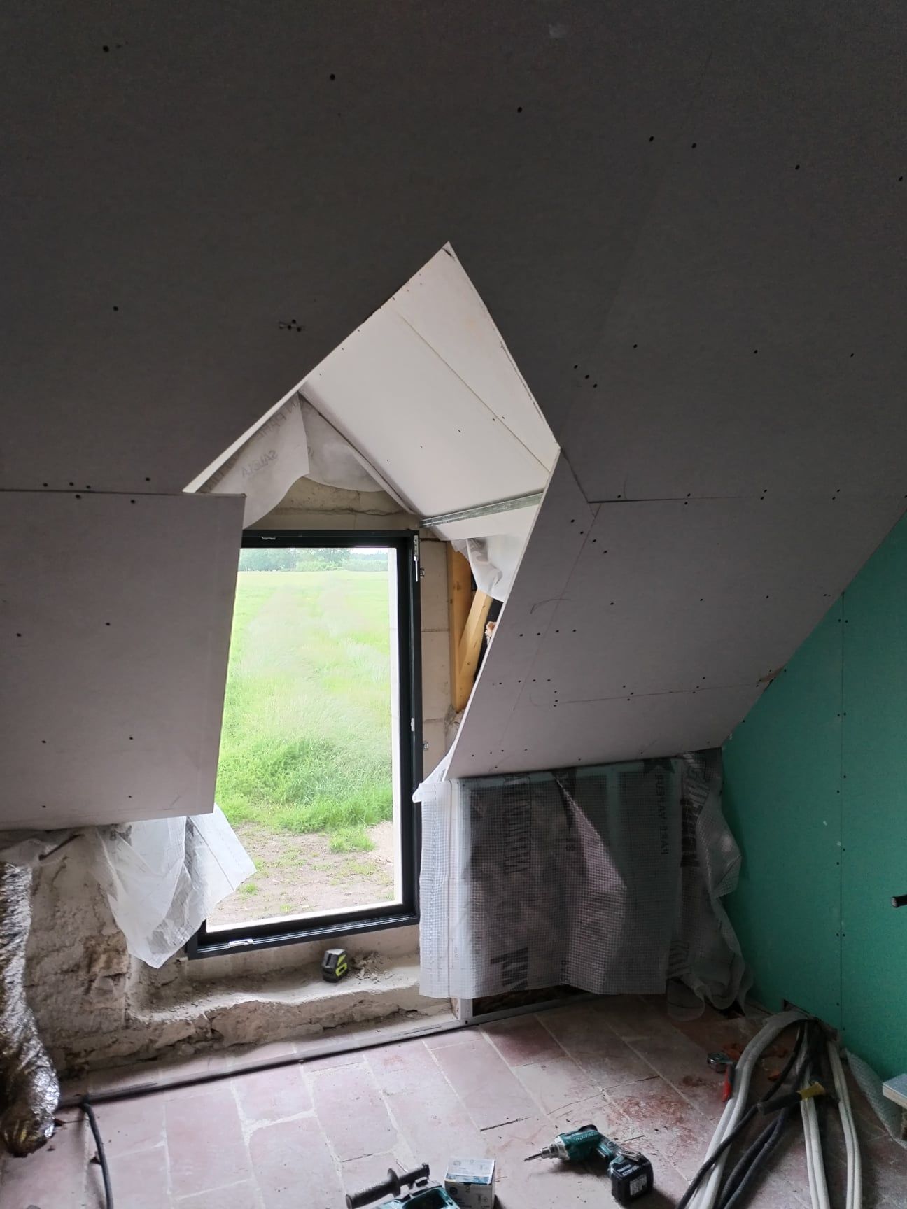 Aménagement autour d'une porte.