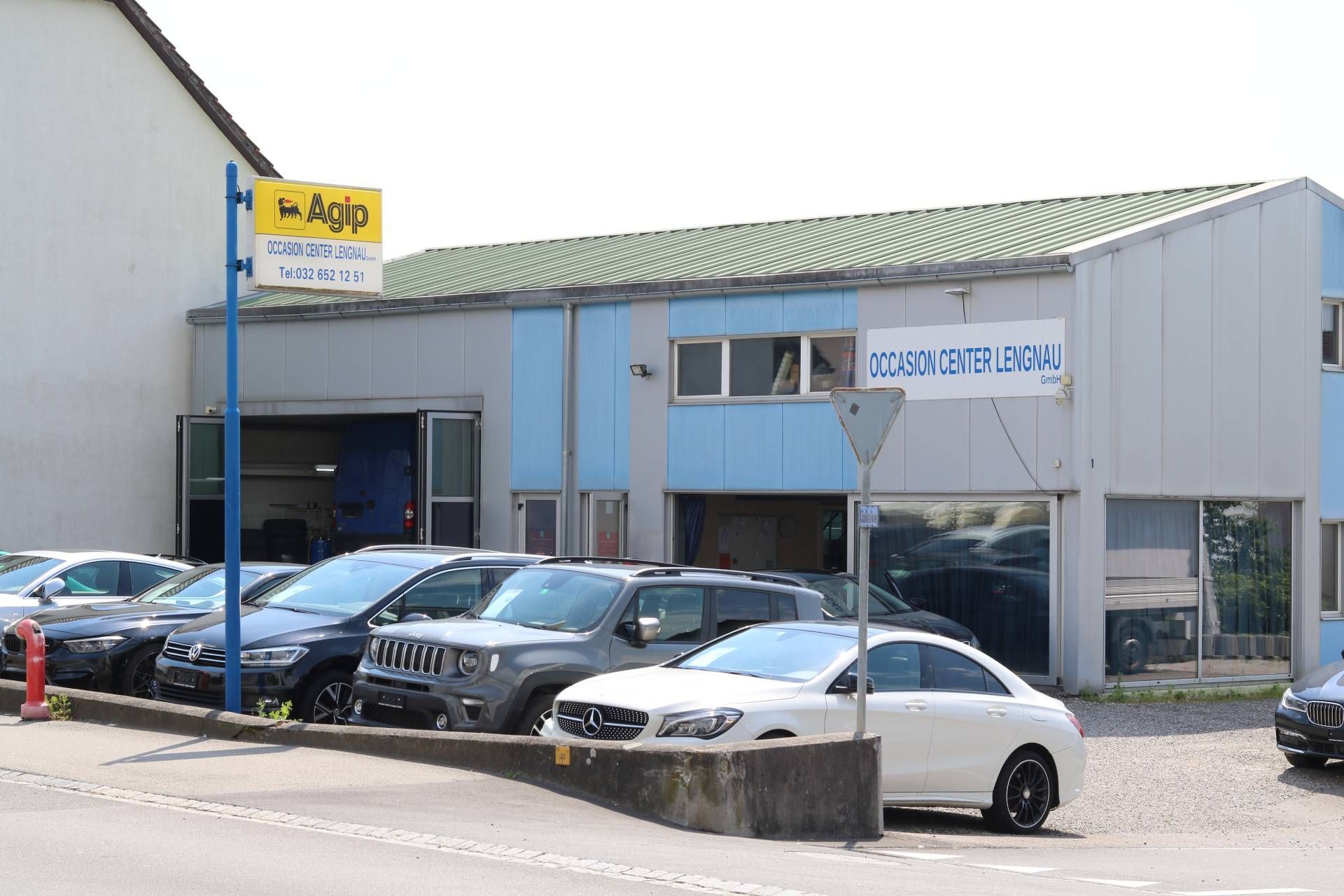 Autos vor dem Gebäude von der Occasion Center Lengnau GmbH