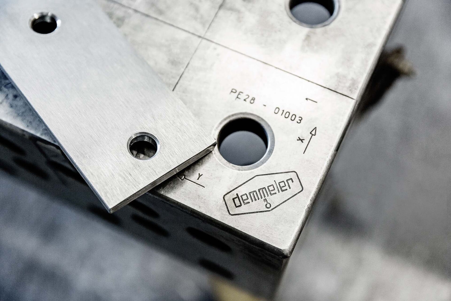 Metallquadratblock und -platte mit gebohrten Löchern, gekennzeichnet mit Maßen und dem