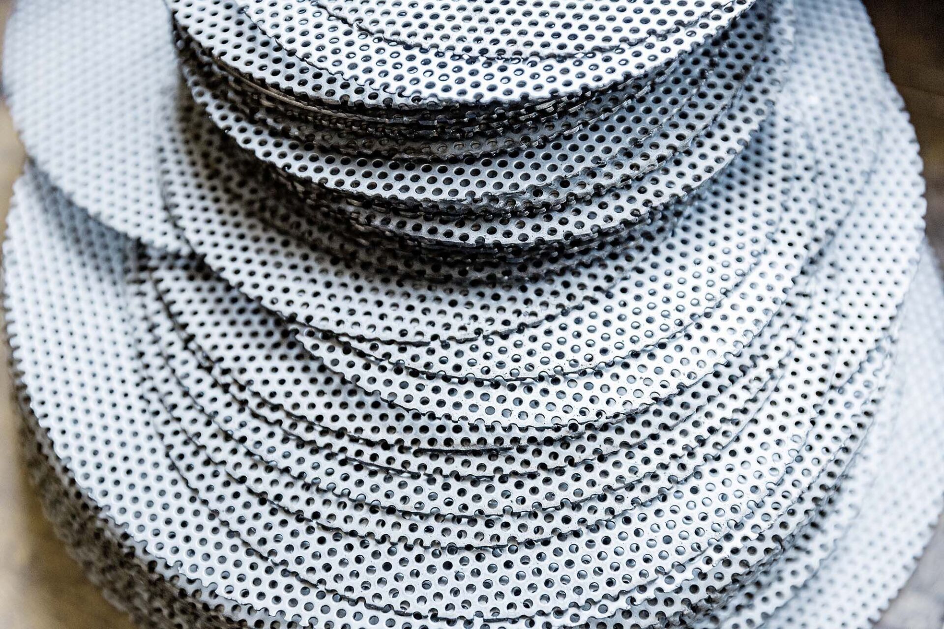 Stapel von perforierten Metallscheiben.