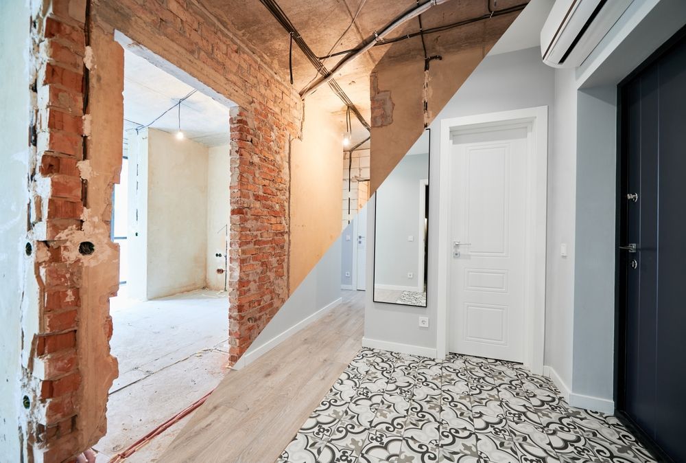 Renovación del pasillo antes y después: ladrillos a la vista y techo sin terminar con paredes pintadas, puerta blanca, alfombra estampada.