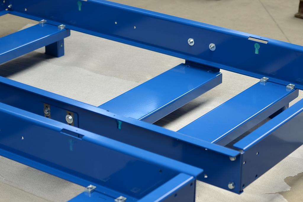 Structure industrielle en métal bleu avec fixations par boulons