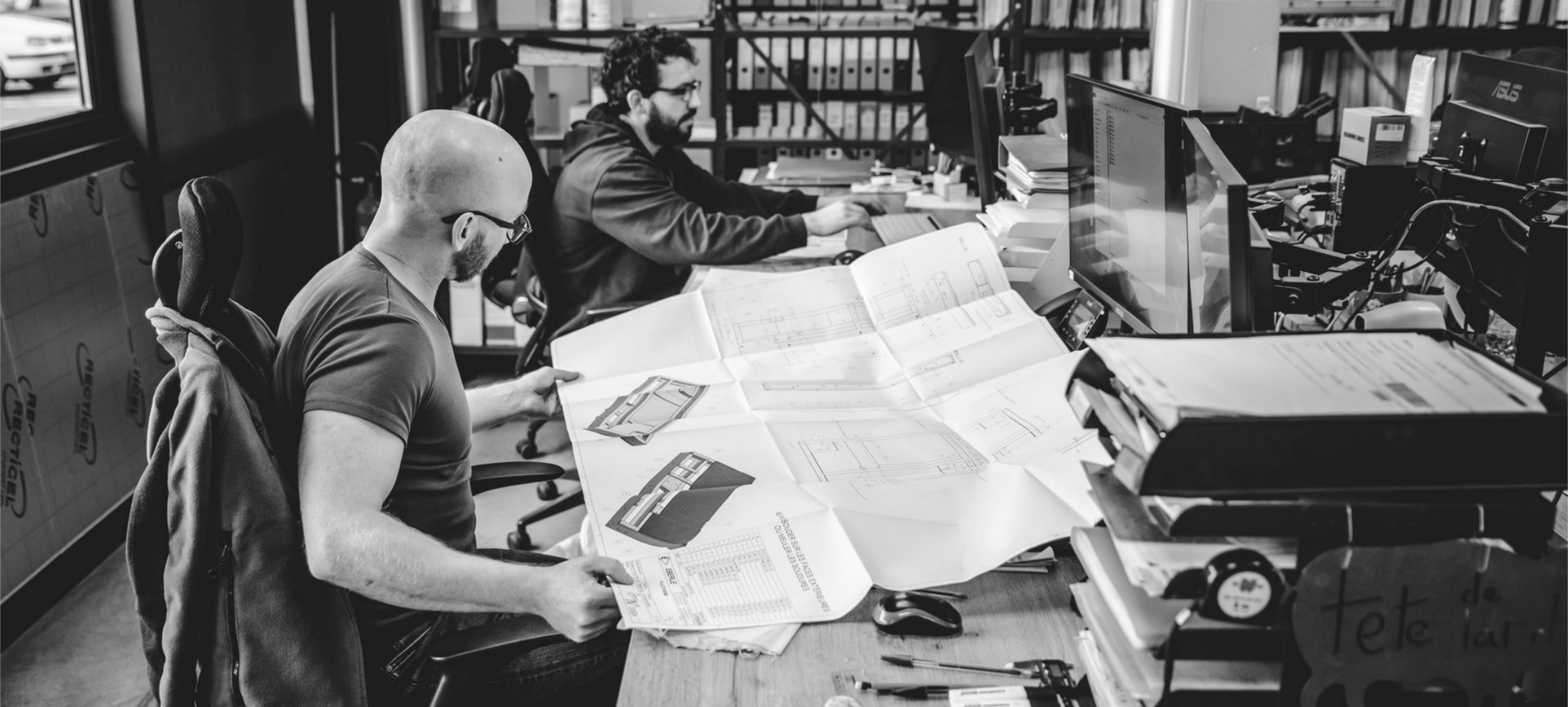 Deux ingénieurs travaillent en bureau d'études de mécano-soudure