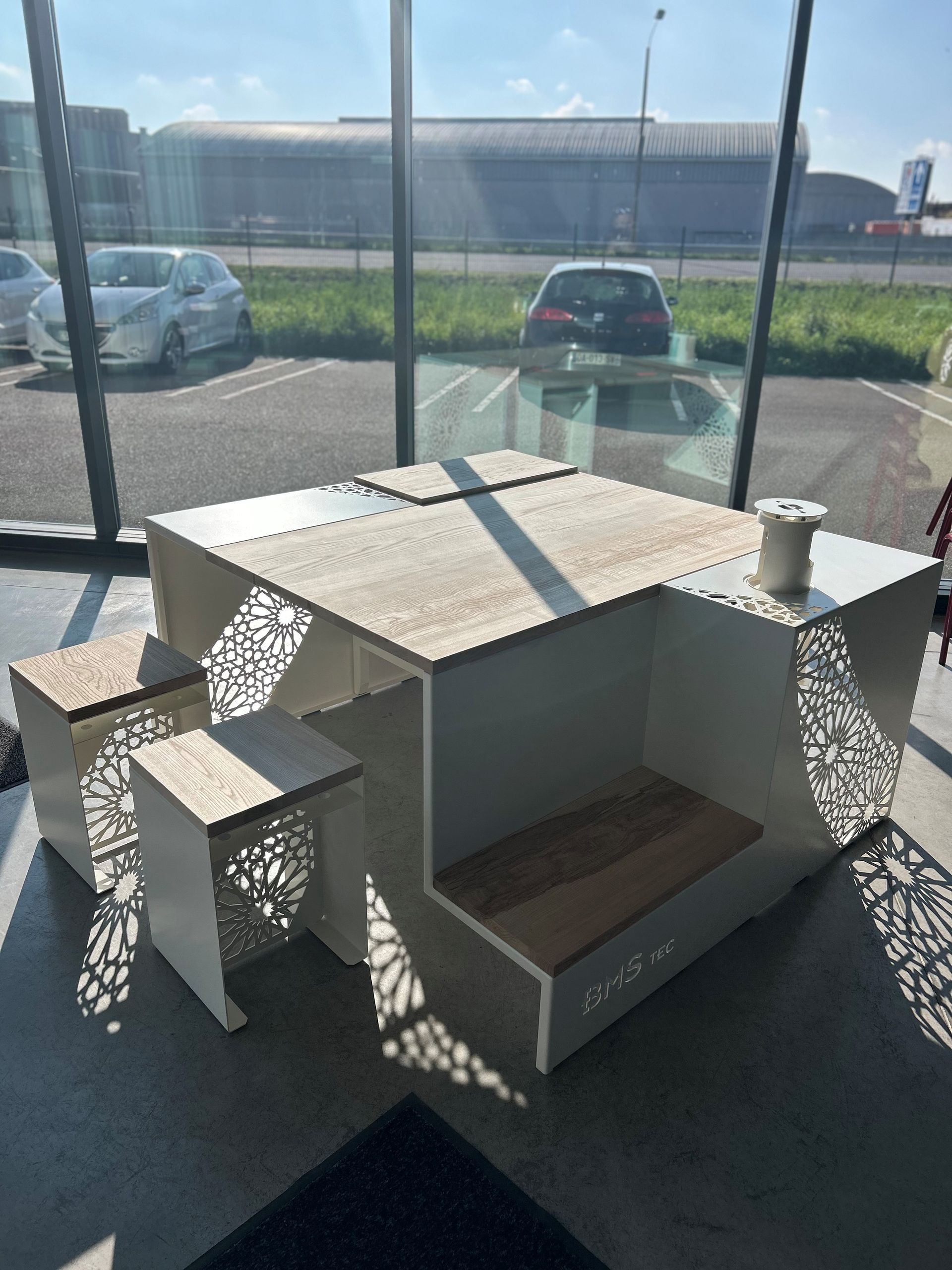 Tête de cerf découpé au laser dans une tôle thermolaquée en noir