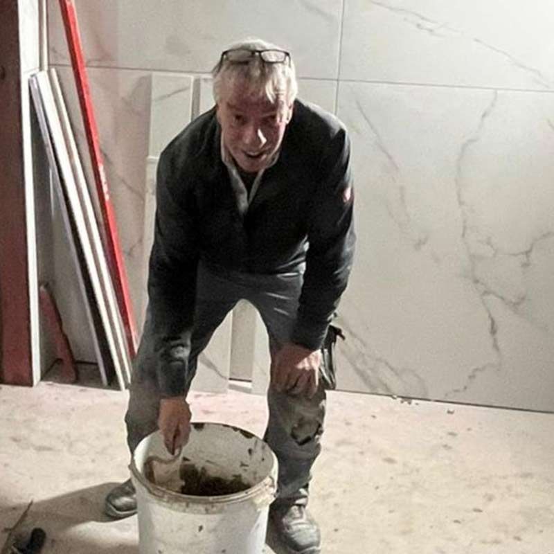 Zwei Männer mit Schutzhelmen und Schutzbrillen geben sich die Hand