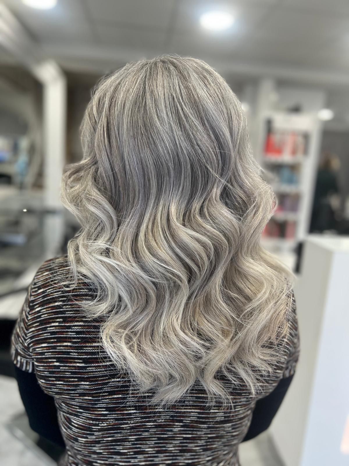 Femme de dos t shirt gris à motif